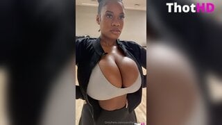 Yanithebodyvip cleavage close-up Big Tits gym OF Video