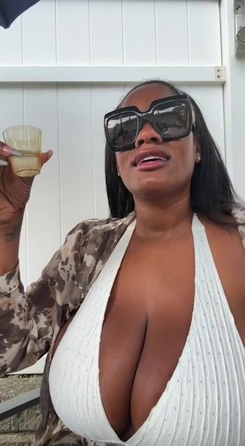 Yanithebodyvip cleavage Big Tits sideboob OnlyFans