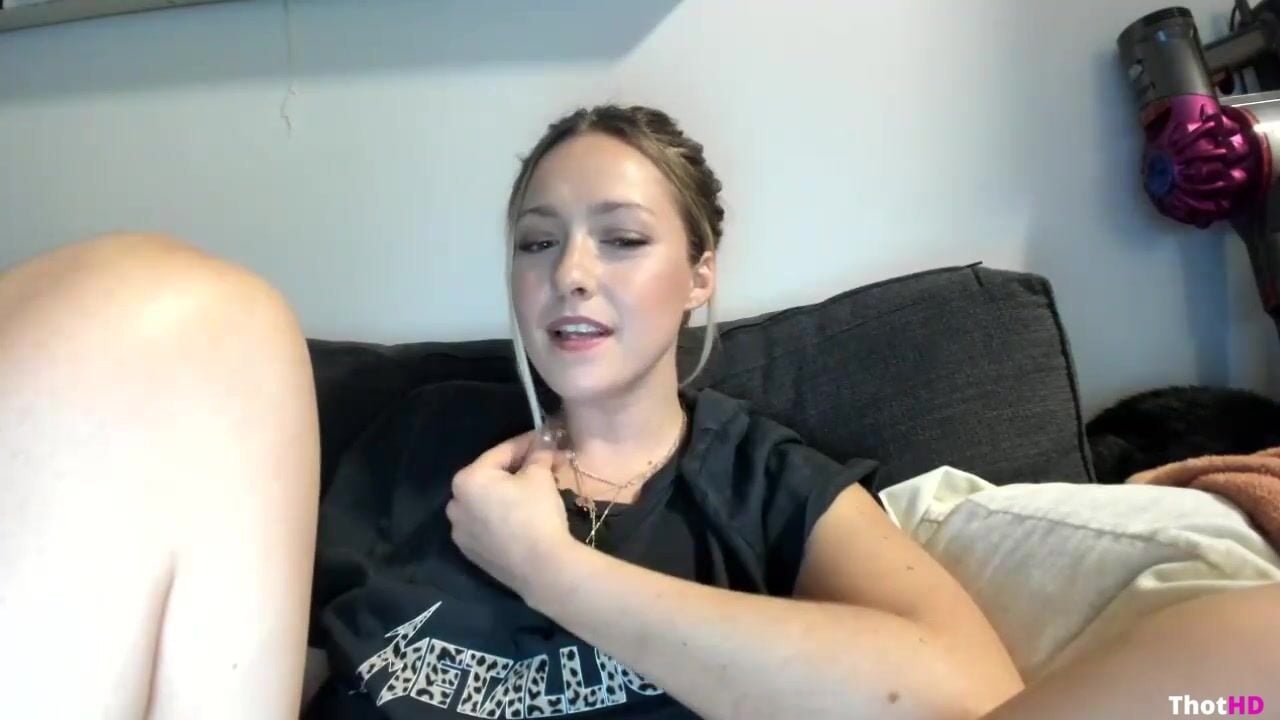 Texasthicc masturbating bottomless couch spread legs OF Video