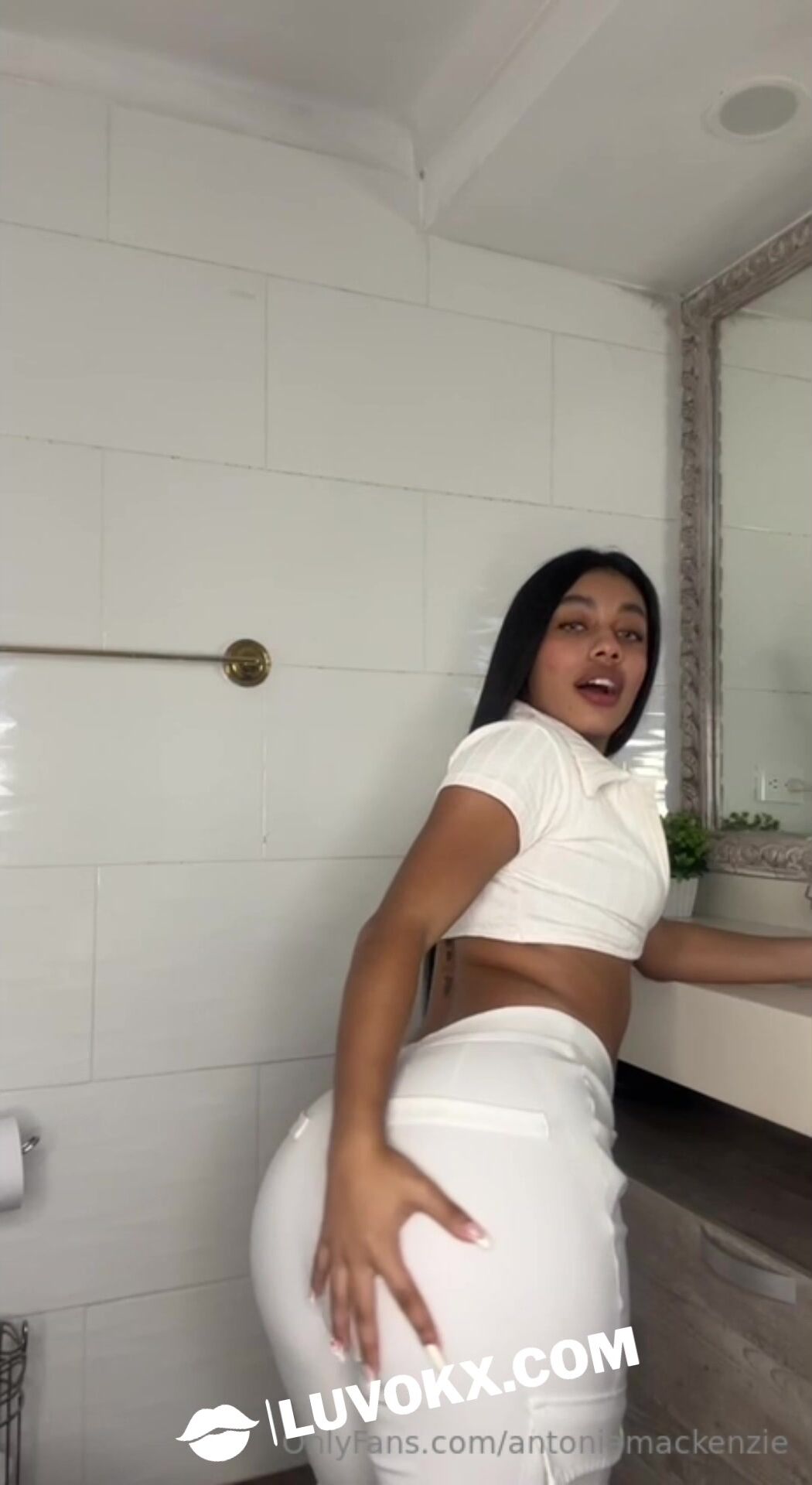 Antoniamackenzie ass bathroom cleavage OnlyFans