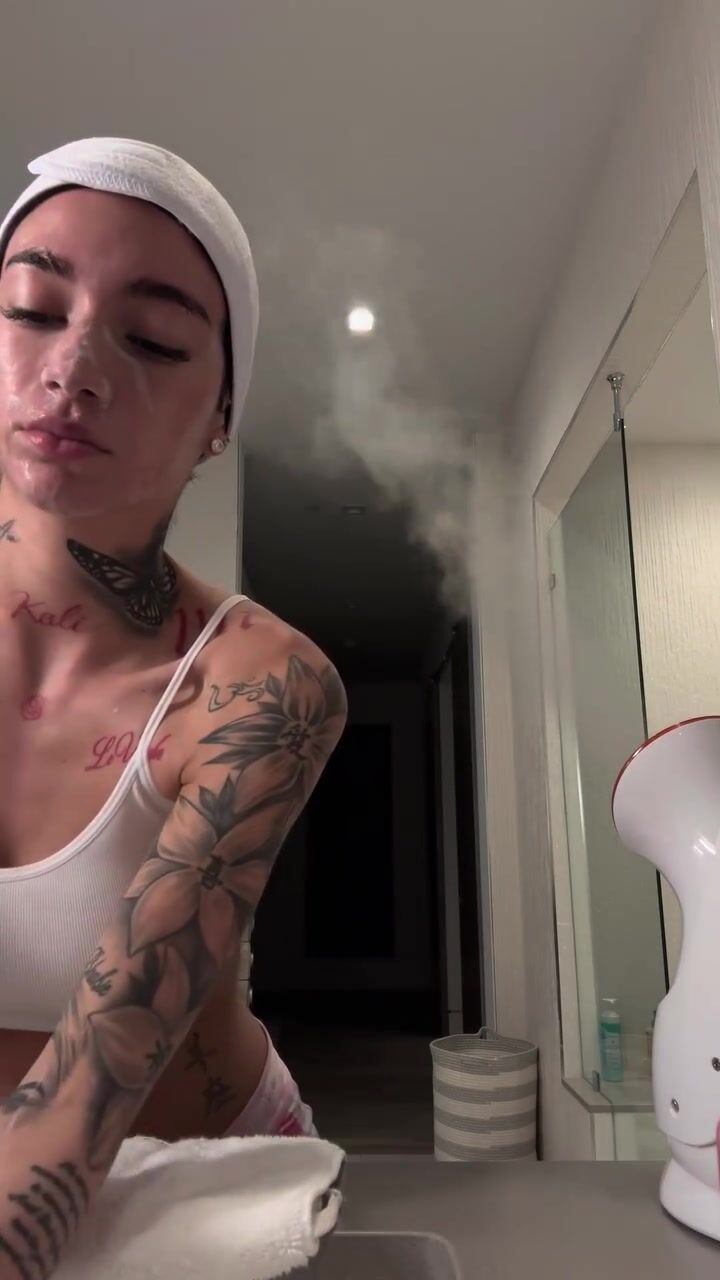 Bhad Bhabie towel bathroom mirror Leaked OnlyFans