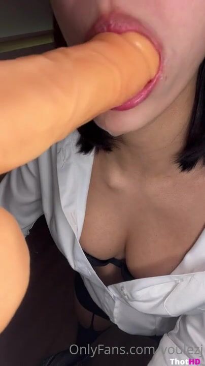 Voulezj close-up downblouse cleavage saliva NSFW Video