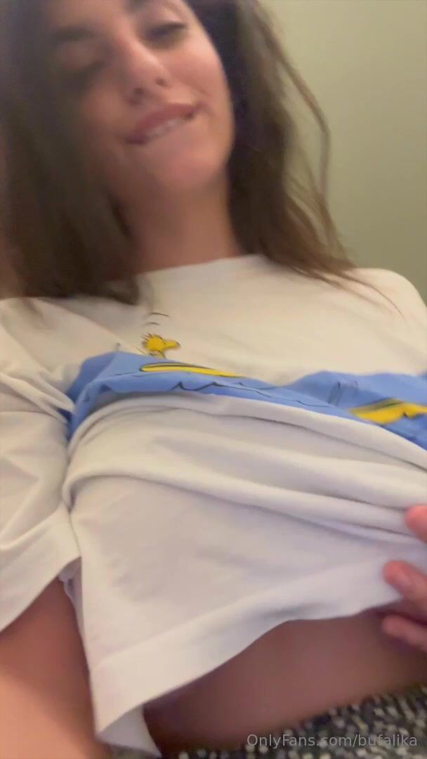 Ika D'Auria underboob close-up Video