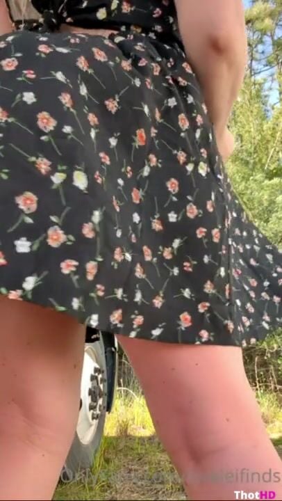 Loreleifinds dress close-up from behind outdoor