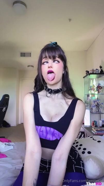 Amiiinuu cleavage choker tongue out Leaked Video