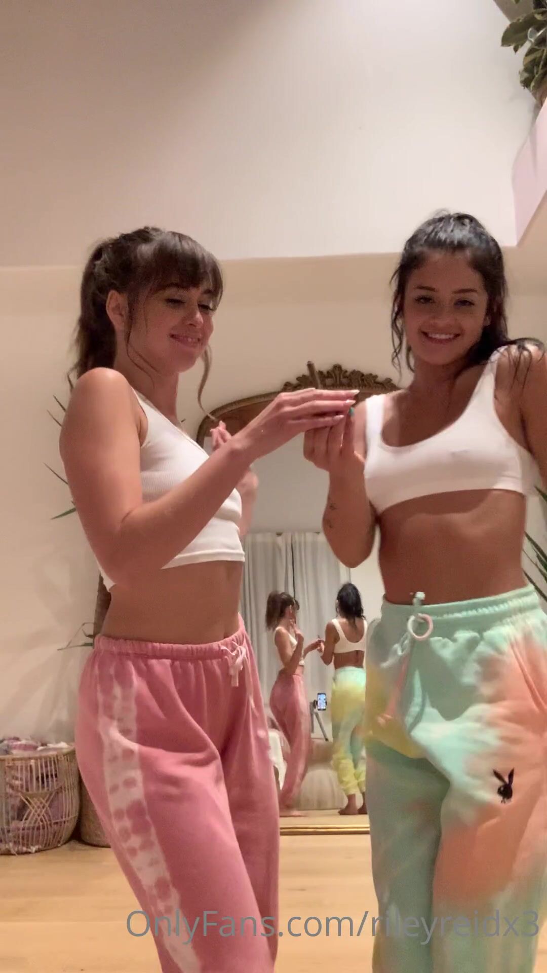 Riley Reid ass pubic hair from behind mirror OF Video