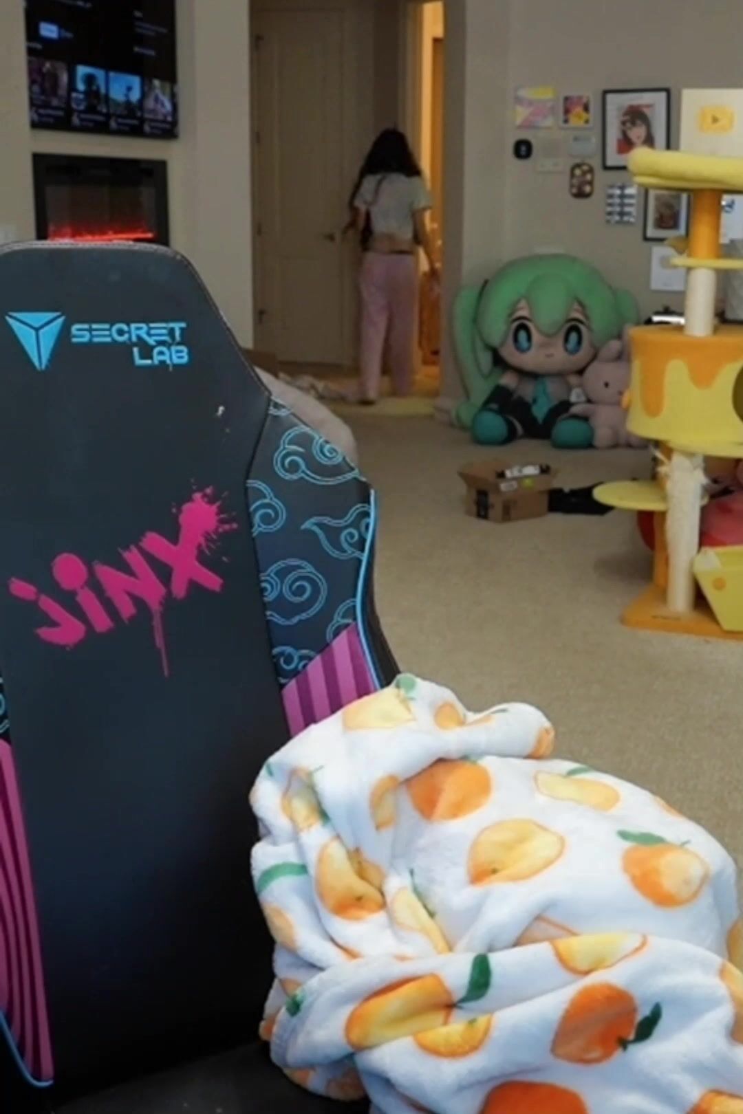 Emiru from behind