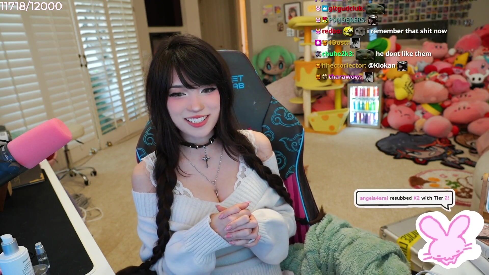 Emiru choker cleavage Video