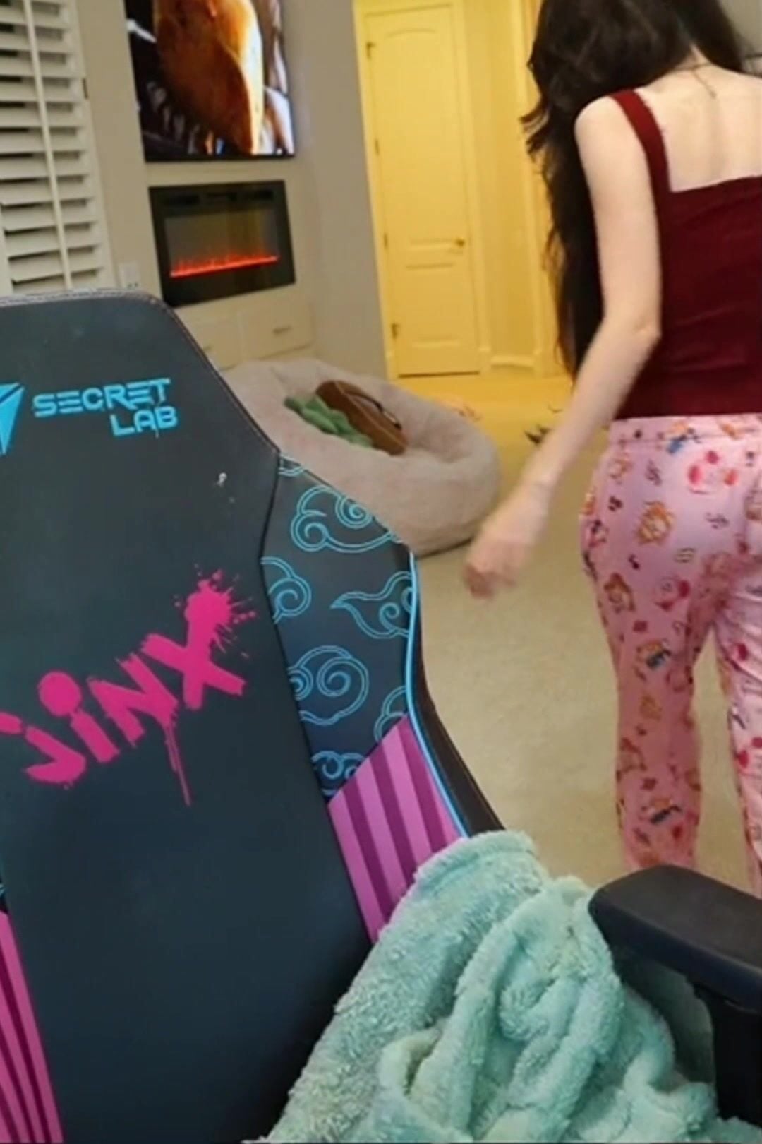 Emiru ass cleavage from behind NSFW Video