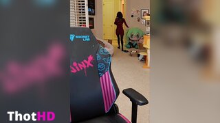 Emiru Strumpfhose von hinten Kleid Arsch geleakt OnlyFans