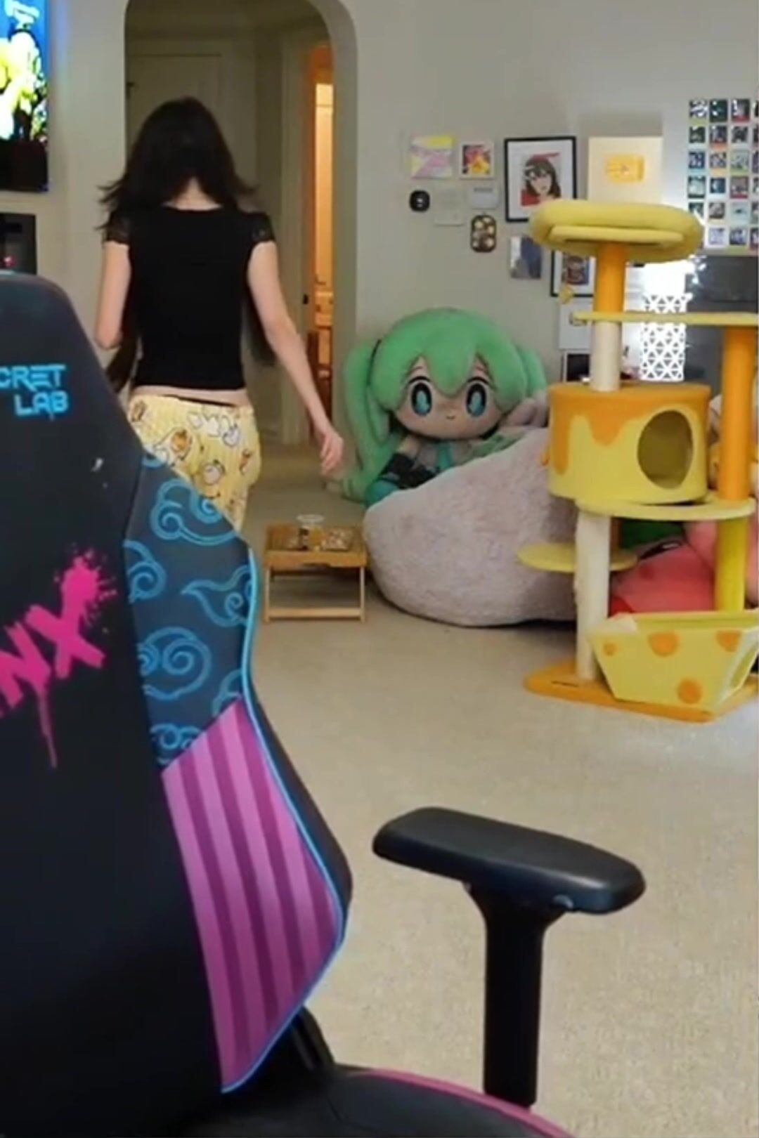 Emiru cleavage dress from behind Leaked OnlyFans