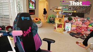Emiru halterlose Strümpfe von hinten NSFW Video