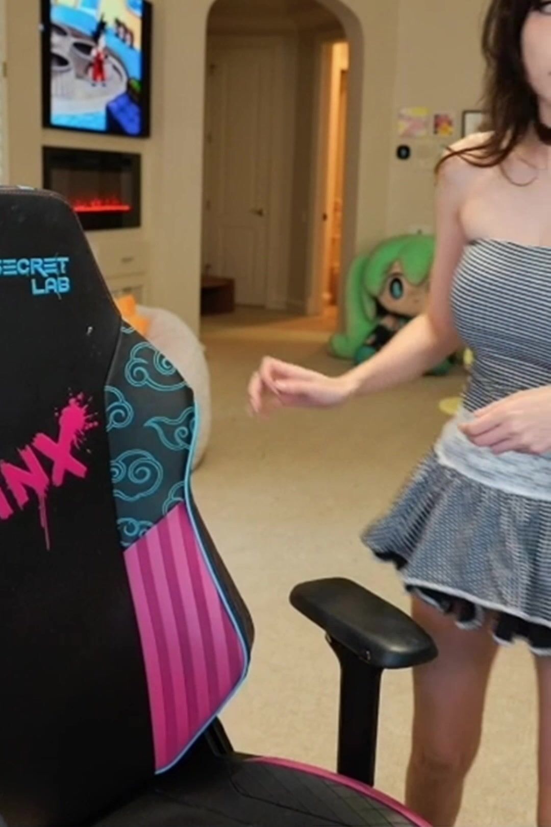 Emiru dress choker from behind OnlyFans Leak