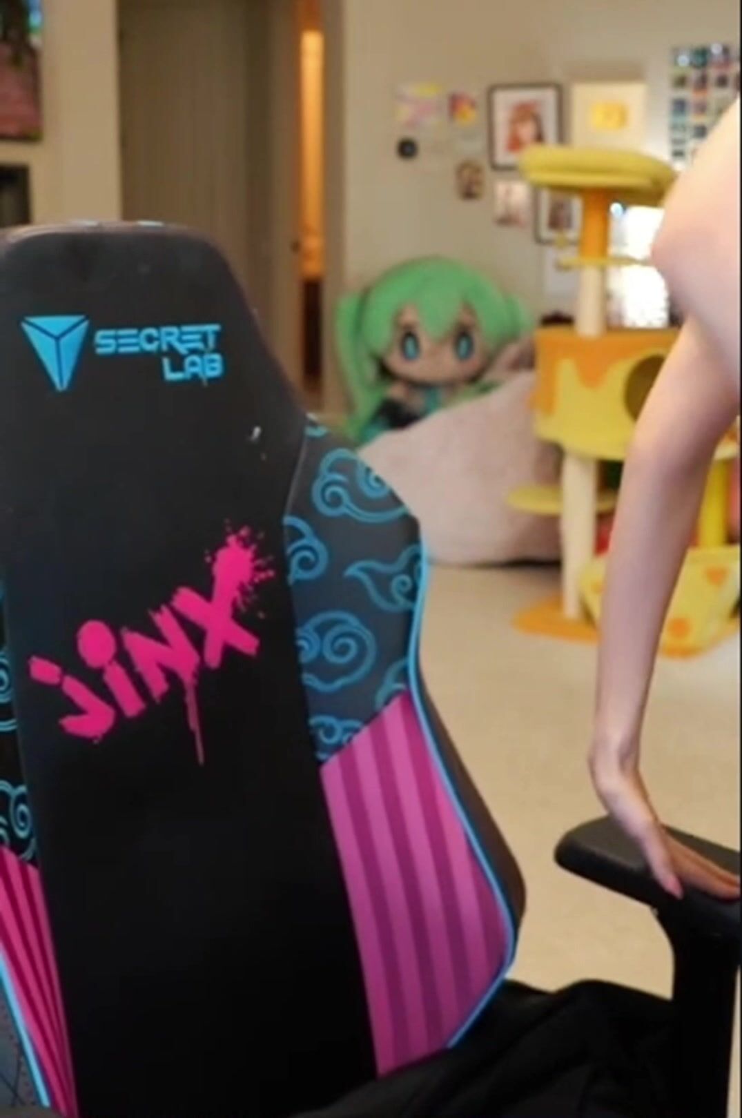 Emiru cleavage from behind OF Video