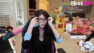 Emiru cleavage Video Leak_003