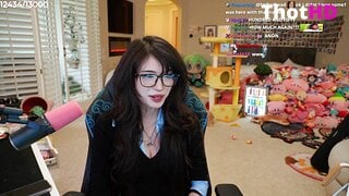 Emiru cleavage Video Leak_003