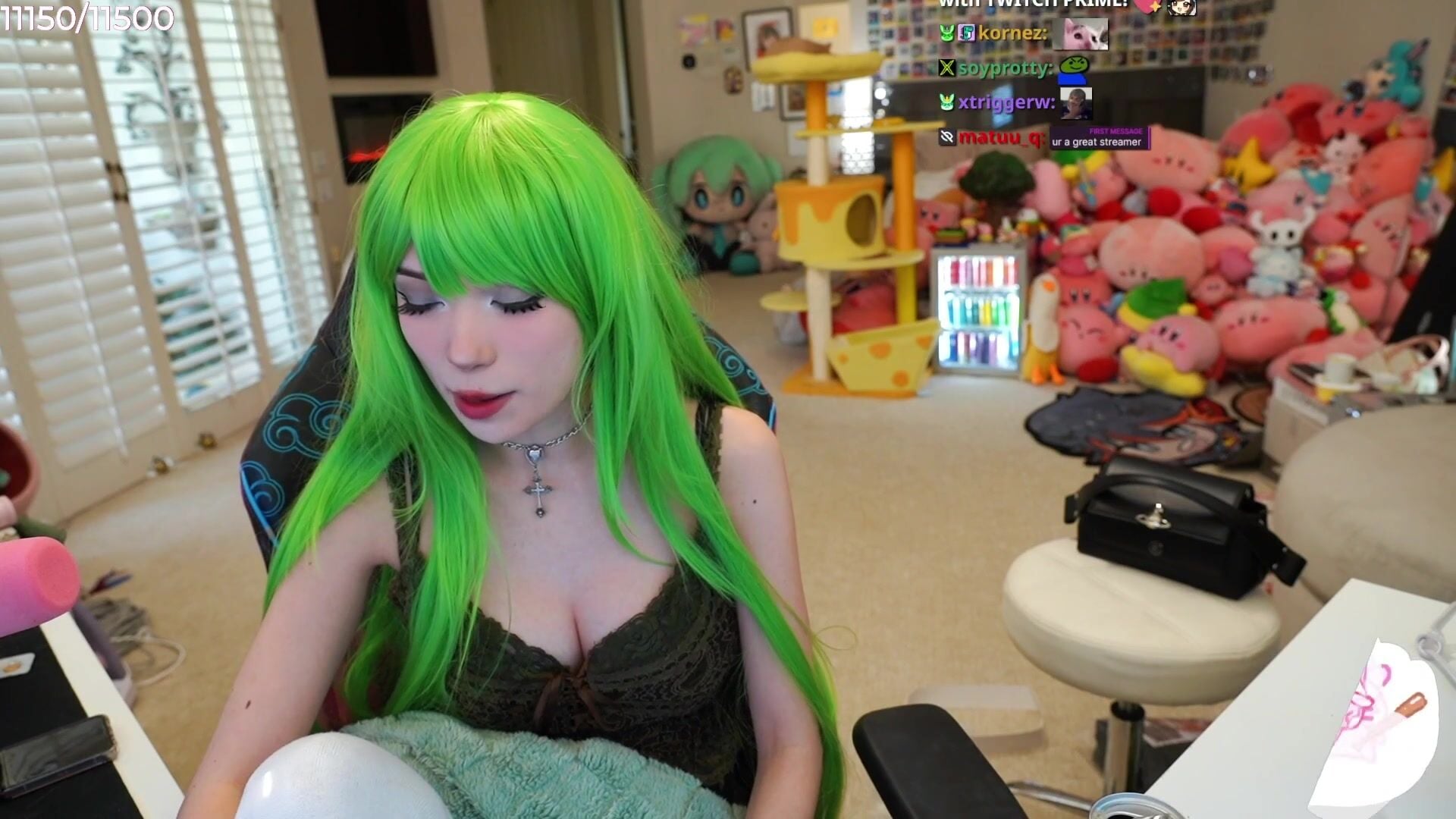 Emiru cleavage Video Leak_001