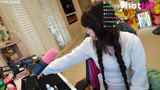 Emiru choker cleavage