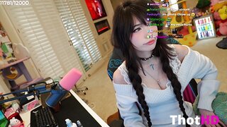 Emiru choker cleavage