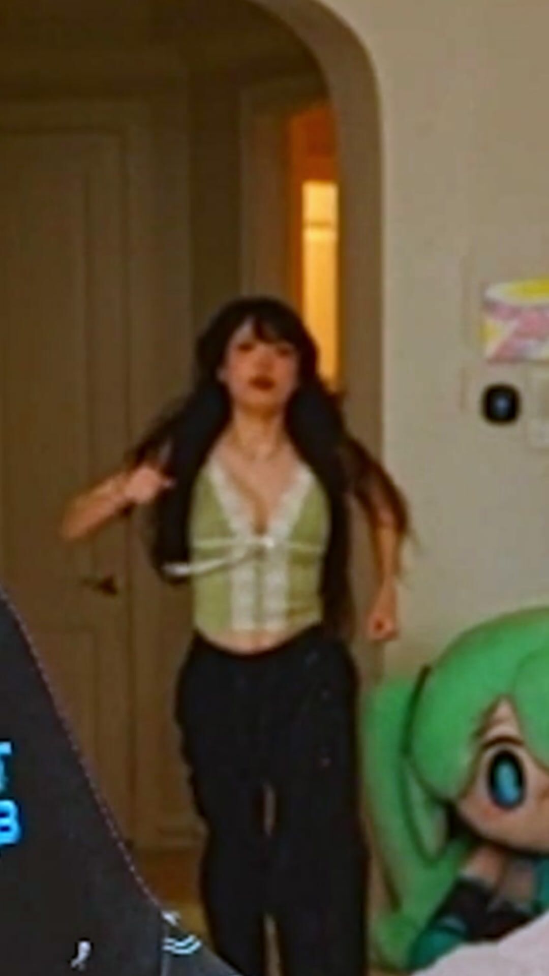 Emiru cleavage NSFW Video_002