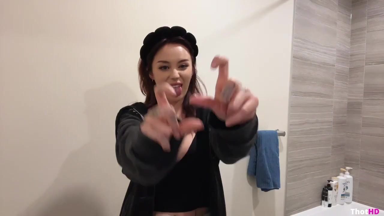 JadeyAnh cleavage Big Tits tongue out Leaked OF Video