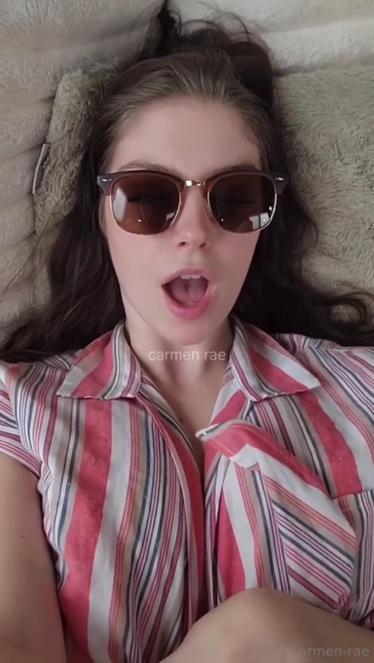 Makoshake tongue Video