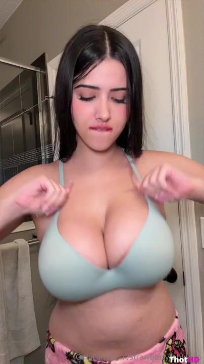 Tabithalookofsky Big Tits topless towel cleavage Leaked OF