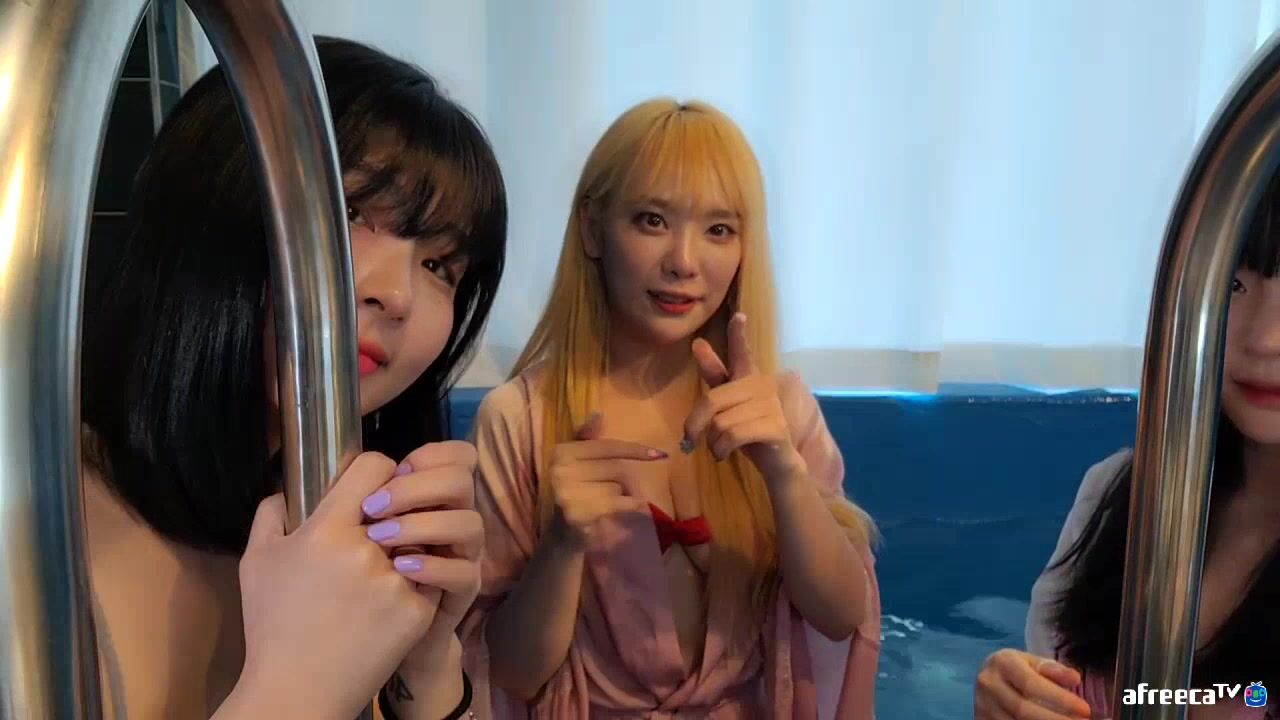 Inkyung bikini mirror armpits close-up