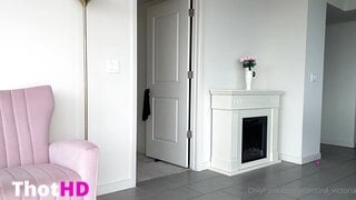 Valentina Victoria Arsch von hinten oben ohne zieht sich aus OnlyFans Leak