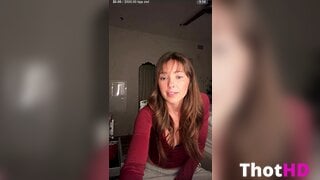 Chloe Rosenbaum Dekolleté Spiegel weiblicher POV NSFW Video