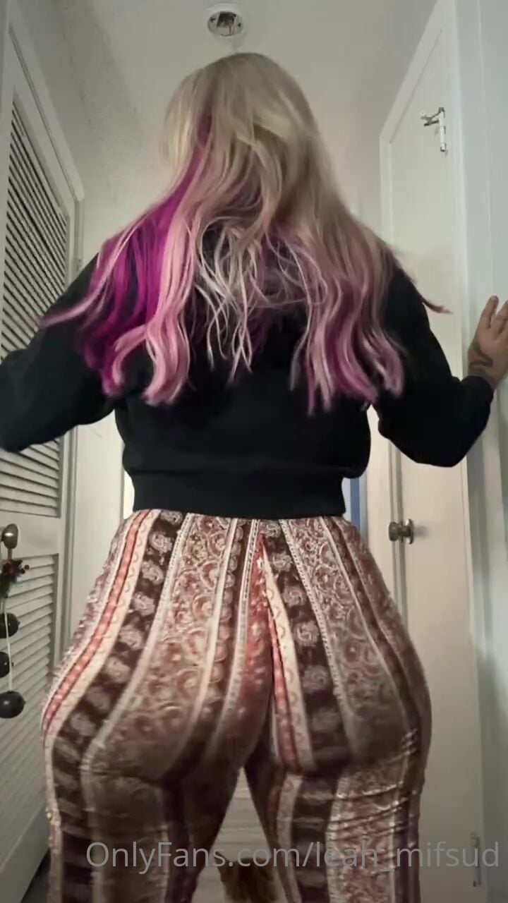 Leah_Mifsud ass from behind cleavage close-up Video