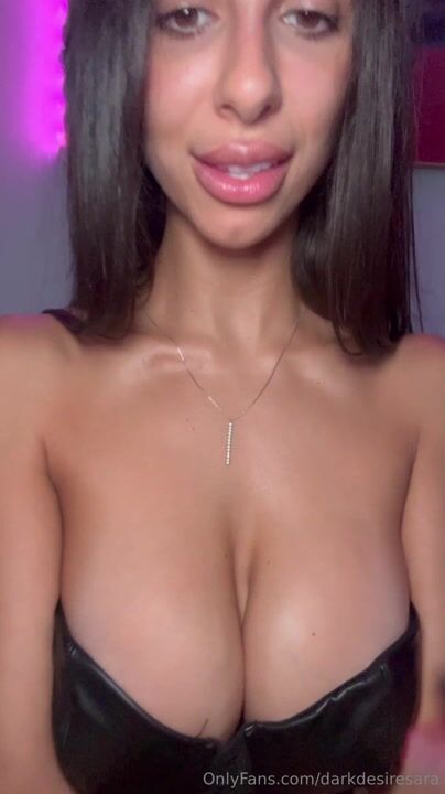 Sarasfamurri Big Tits and Cleavage
