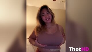 Rocketreyna Cleavage and Big Tits Leaked