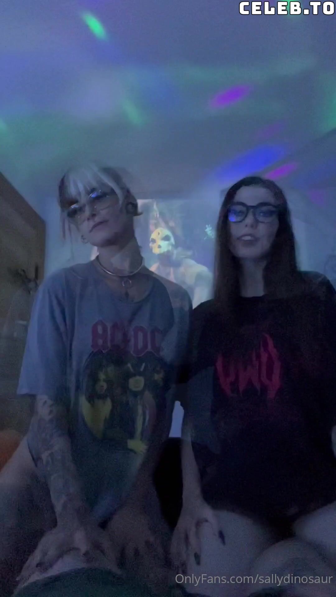 Sallydinosaur Ass and Braless Clip