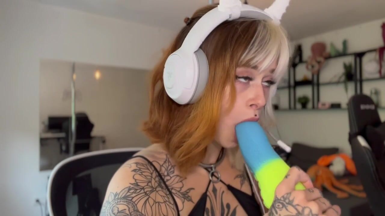Sallydinosaur Huge Dildo Blowjob Video