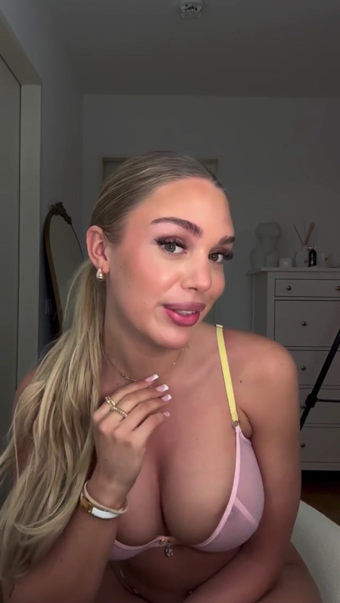 Katharina Amalia Big Tits Cleavage Clip
