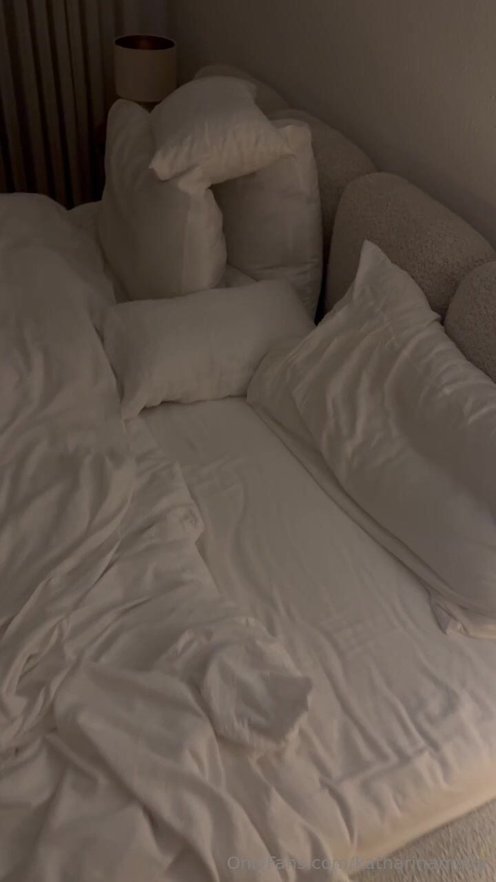 Katharina Amalia Spread Legs Masturbating OF