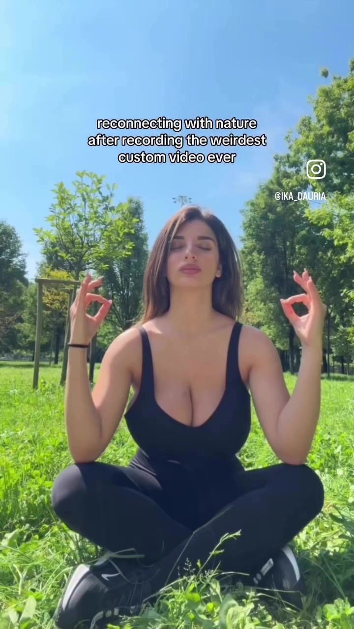 Ika D'Auria Outdoor Cleavage OF_001