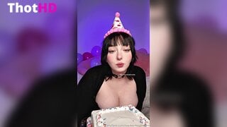 Low-keydeadinside Big Tits Cleavage Leak