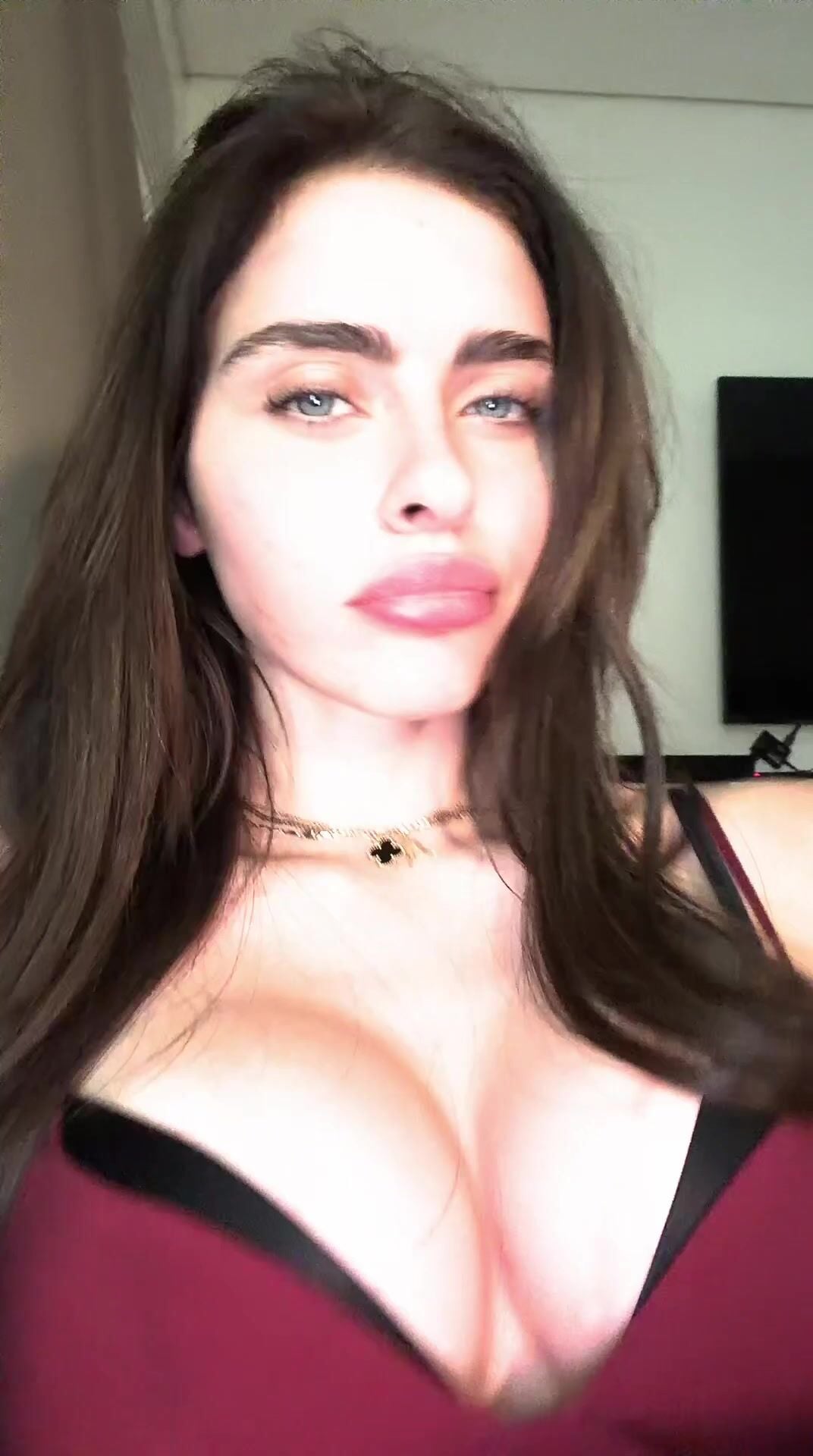 Lauren Hamden Cleavage XXX