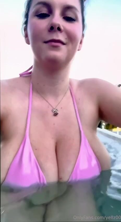 Yellz00 Bikini Cleavage