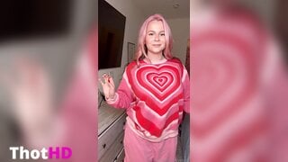 Yellz00 Big Tits Cleavage OnlyFans