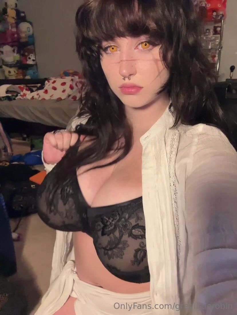 Robin Grey Cleavage XXX