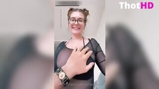 ZartPrickelnd Huge Tits Cleavage