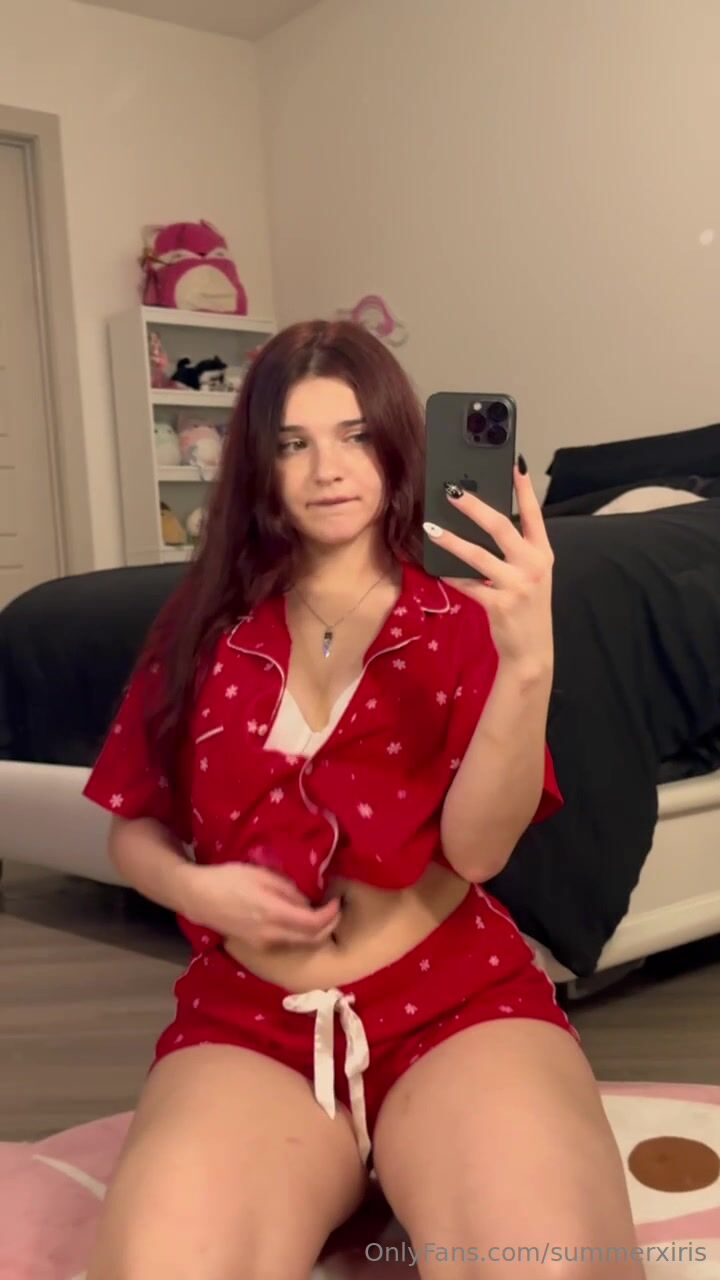 Summerxiris Shorts Cleavage Leaked