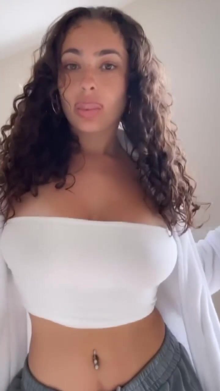 Ash Kash Big Tits Cleavage Leak