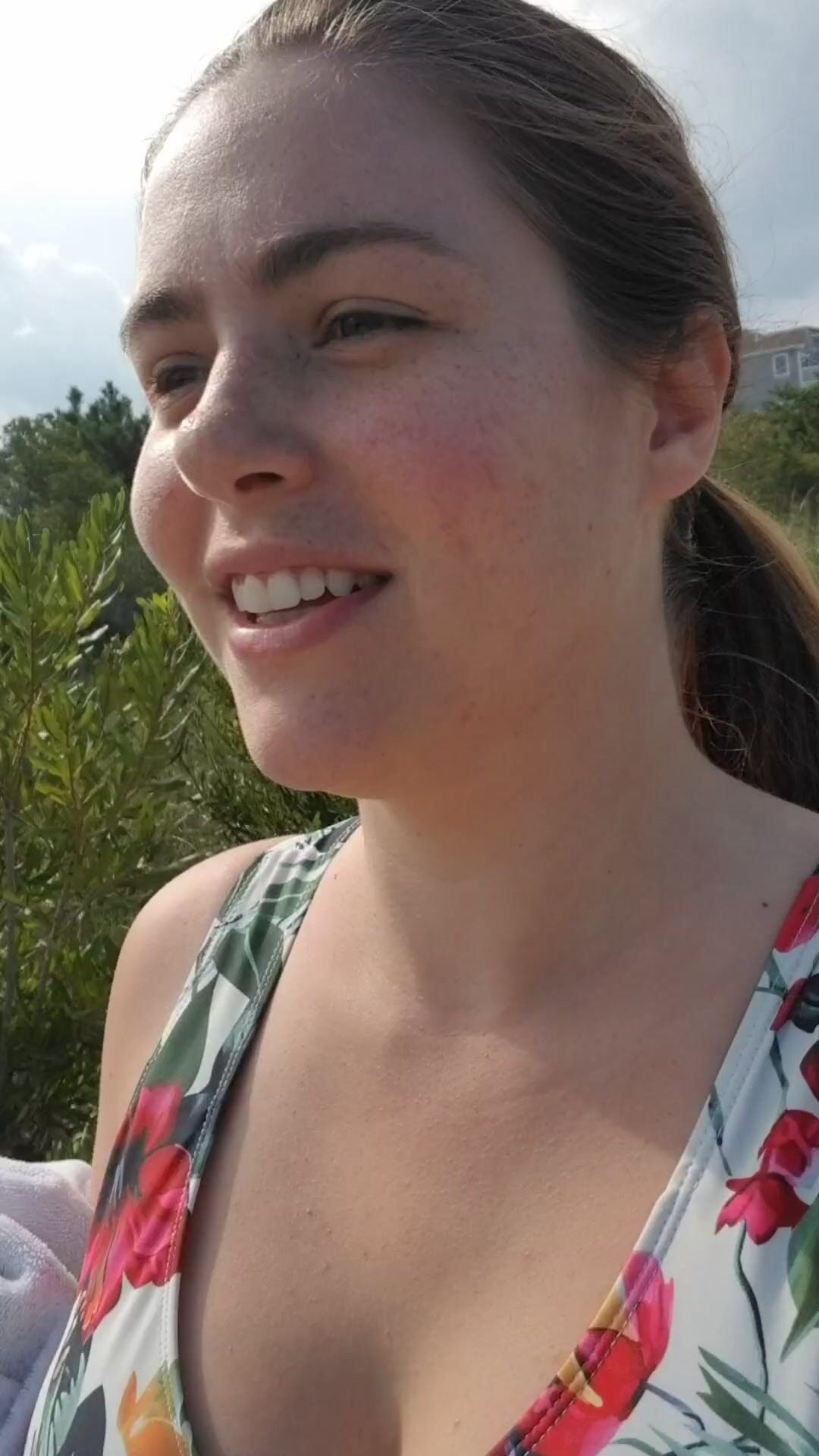 AwesomeKate Outdoor Cleavage Leaked