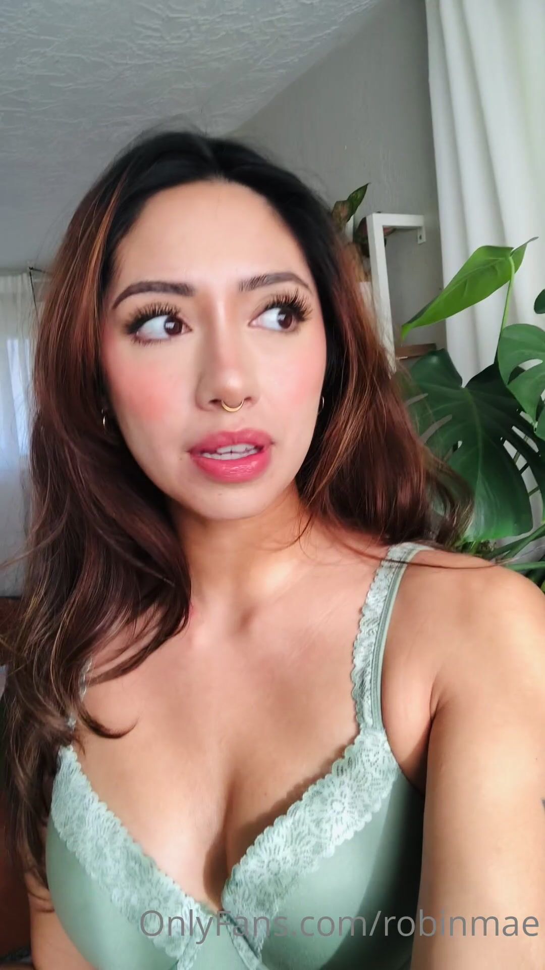 Robin Mae Cleavage NSFW