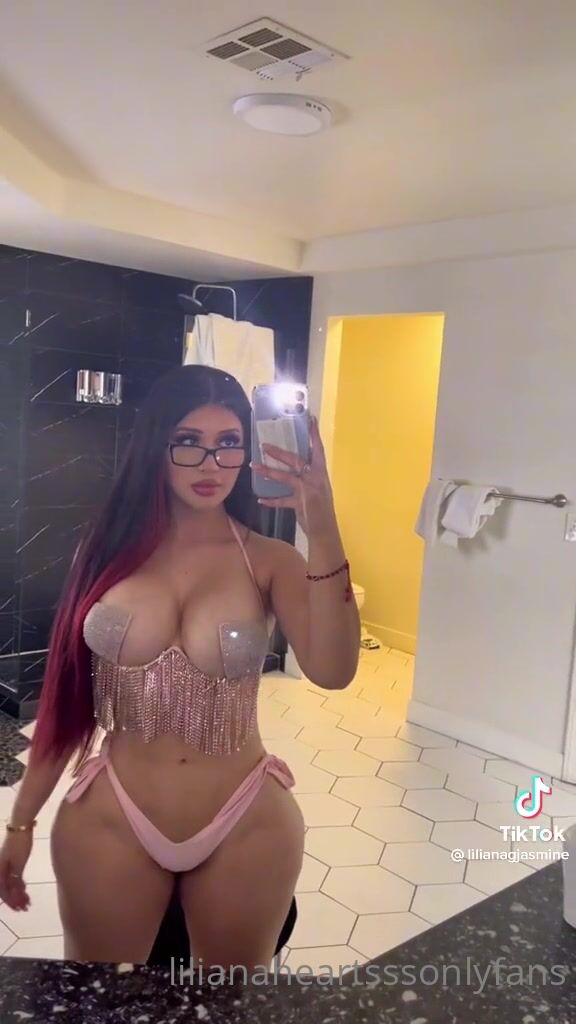 Lilianaheartsss Big Tits in the Bathroom Clip