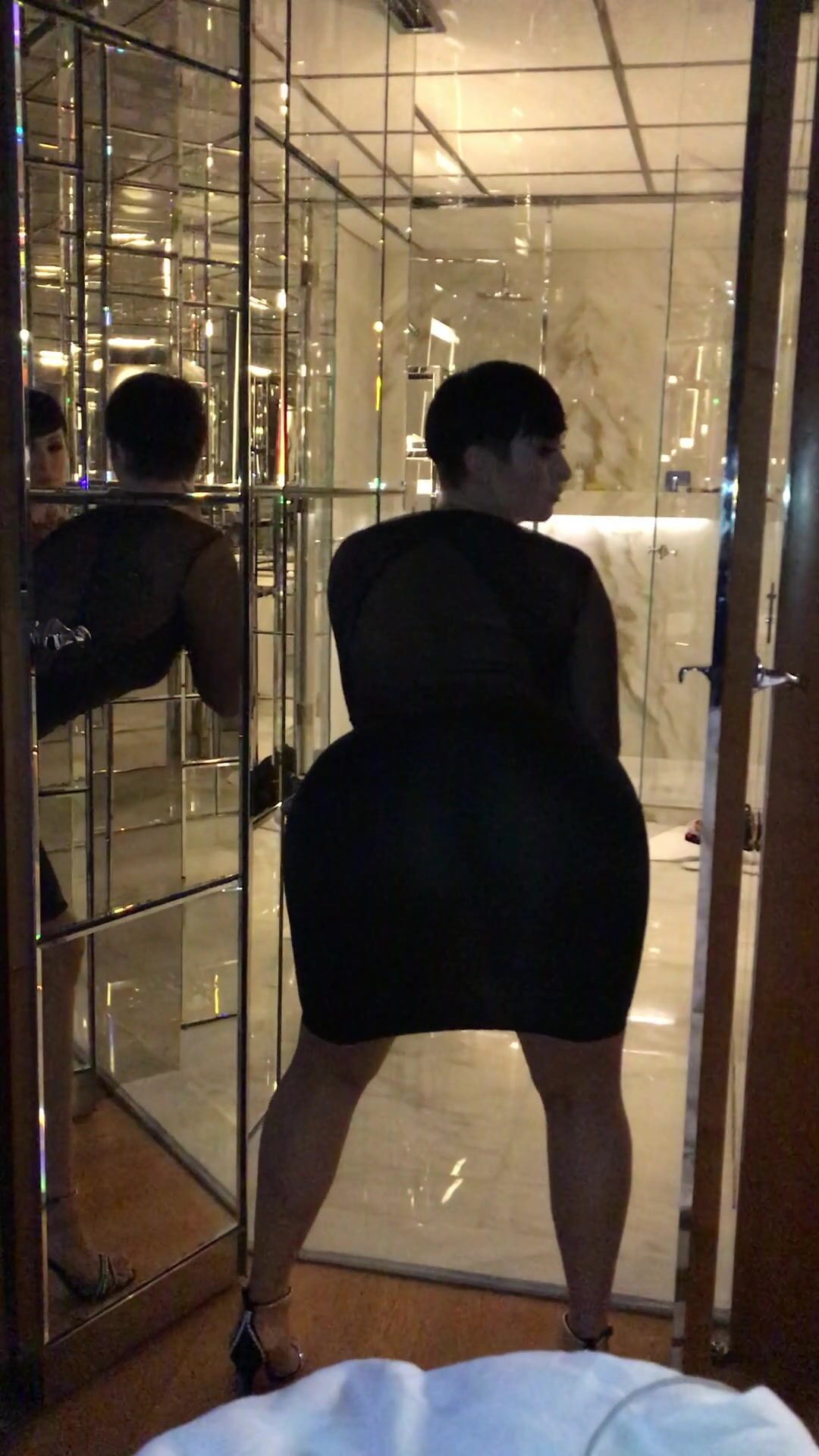 Zahra Elise From Behind High Heels Clip